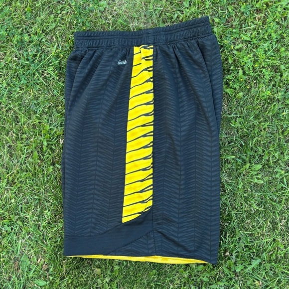 Eastbay Reversible Basketball Athletic Shorts Mens Medium Black Yellow Gold Mesh - Picture 3 of 8